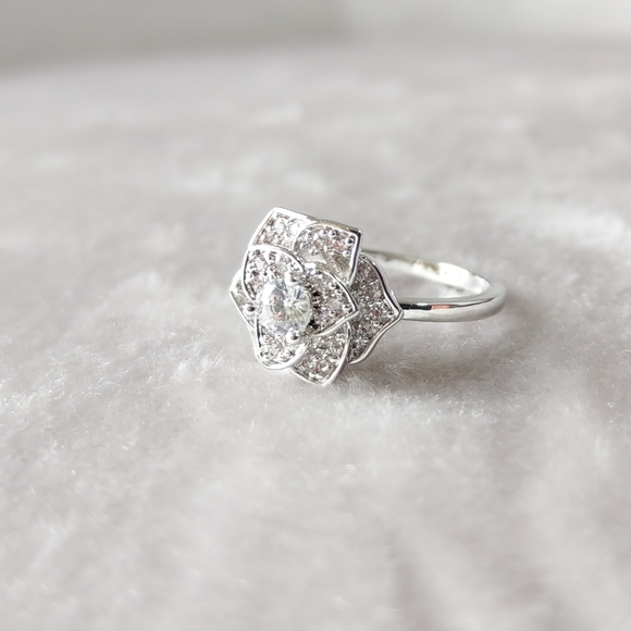 💎NEW💎 WHITE GOLD PLATED CAMILLIA RING - Picture 6 of 10